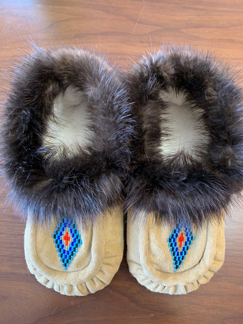 Men's Size 8 Native American Moccasins with beaver trim