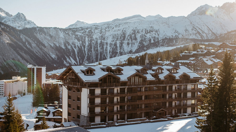 The Top-Rated Ski Resorts by Skiers & How to Save on Your Stay There